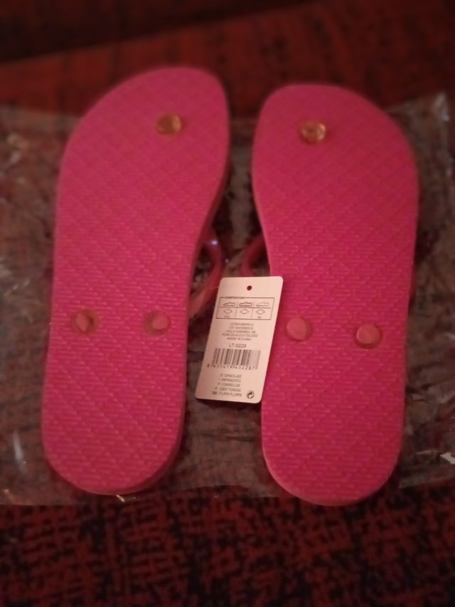 CHANCLAS NUEVAS.(CON ETIQUETA)