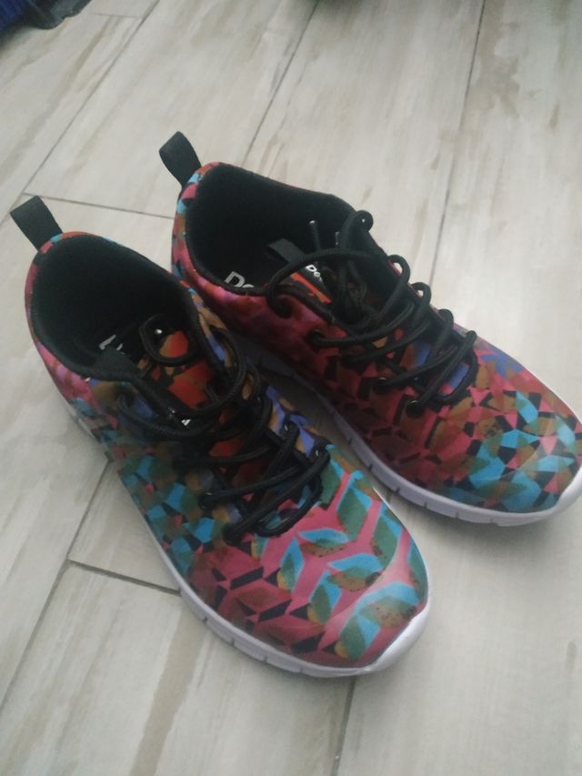 Preciosas zapatillas ligeras DESIGUAL