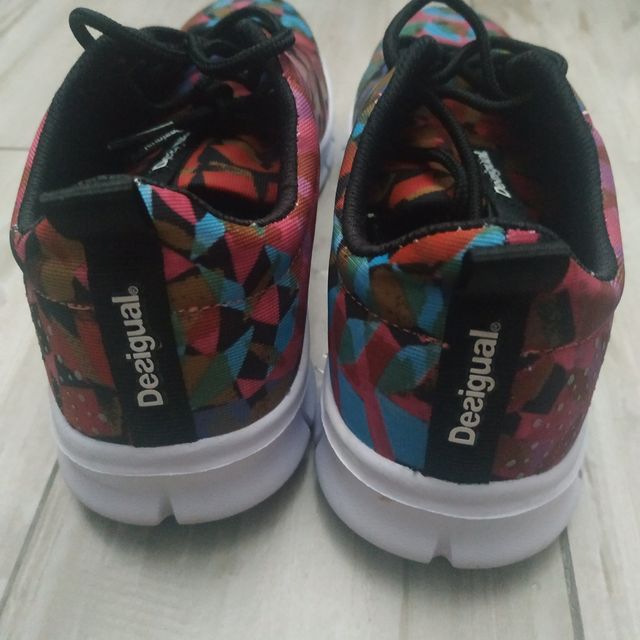 Preciosas zapatillas ligeras DESIGUAL