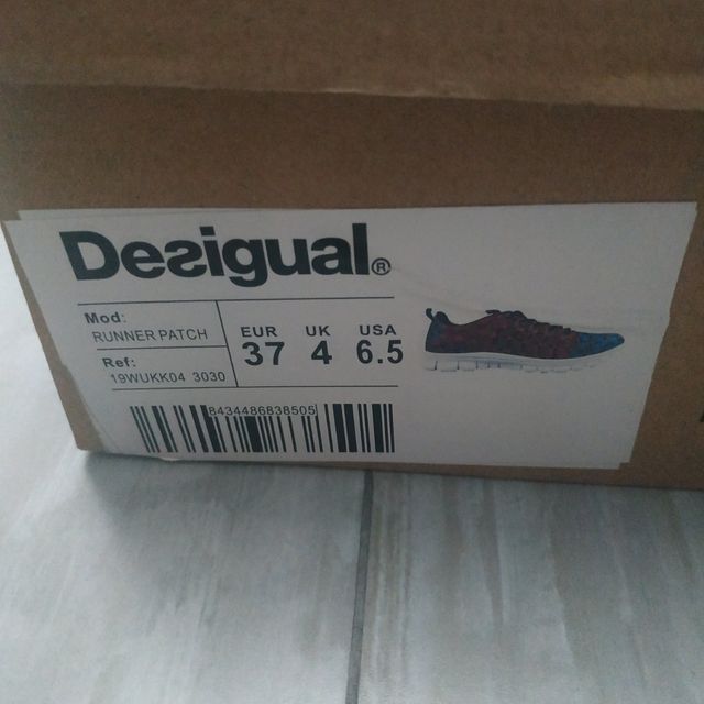 Preciosas zapatillas ligeras DESIGUAL