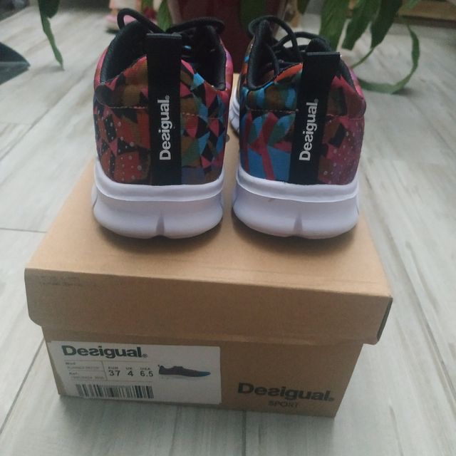 Preciosas zapatillas ligeras DESIGUAL