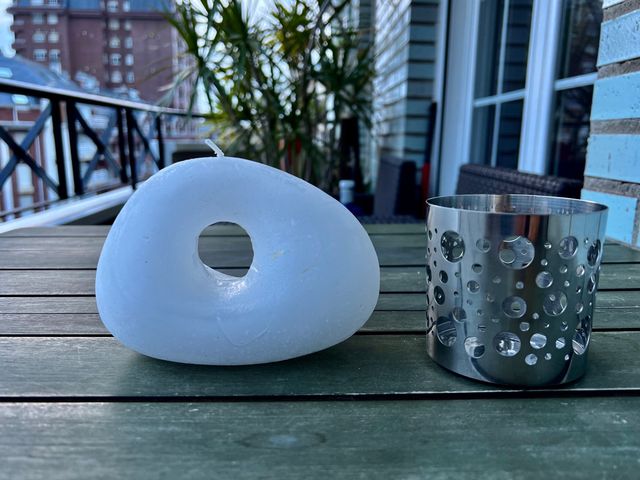 VELA DISEÑO BLANCA + PORTAVELAS REGALO