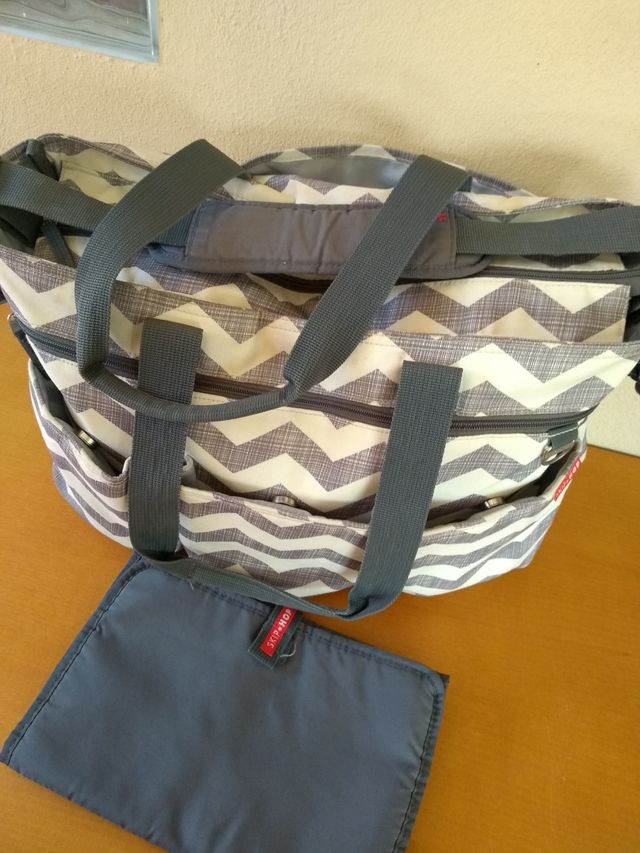 Bolso cambiador Skip Hop para carro gemelar.