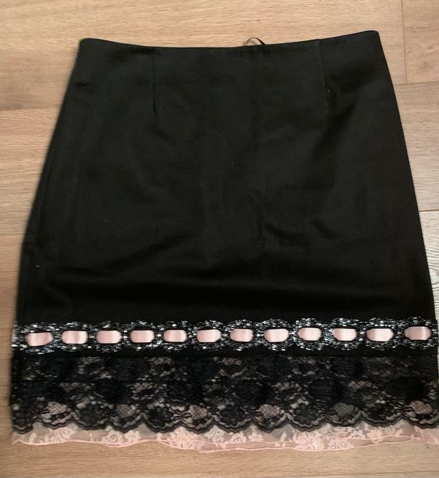 Falda con encaje negro, rosa y pedrería