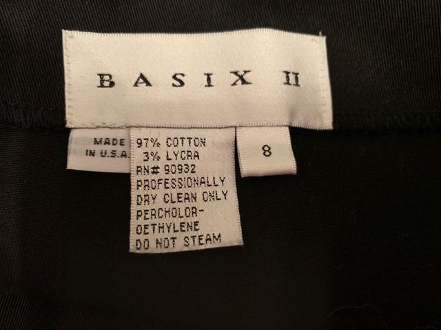 Falda con encaje negro, rosa y pedrería