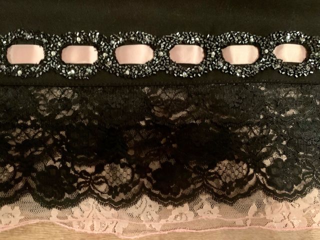 Falda con encaje negro, rosa y pedrería