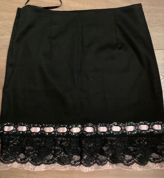 Falda con encaje negro, rosa y pedrería