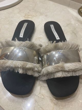 Sandalias Zara con flecos de segunda mano en WALLAPOP