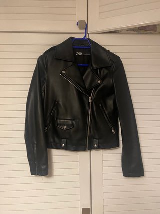 Chaqueta de cuero Zara de segunda mano en WALLAPOP