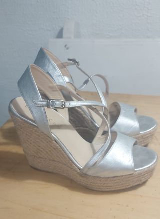 Sandalia plateada con cuña de esparto LATOUCHE de segunda mano por 55 EUR  en León en WALLAPOP