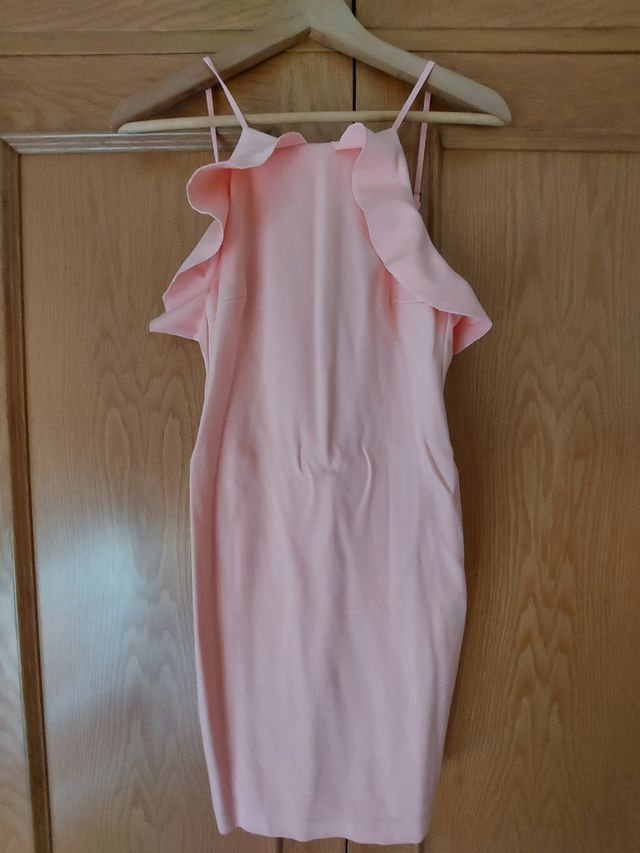 Precioso vestido entallado con volante nuevo