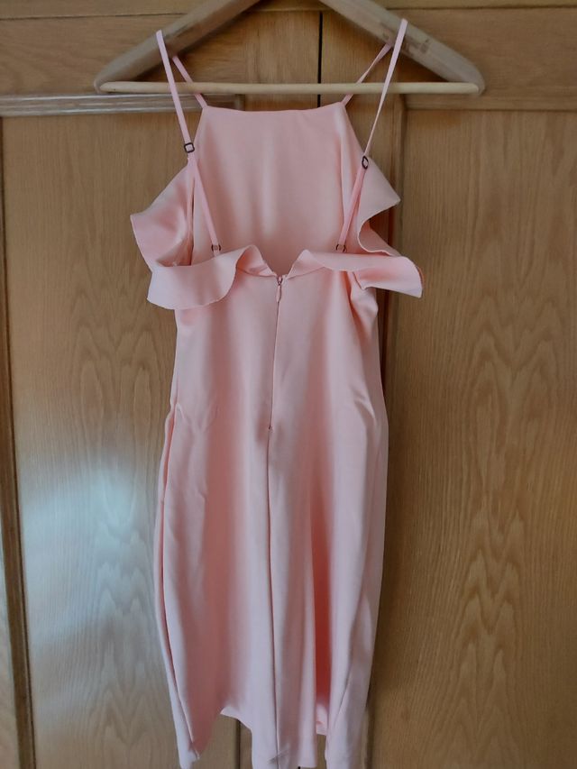 Precioso vestido entallado con volante nuevo