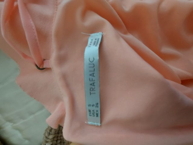 Precioso vestido entallado con volante nuevo