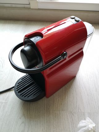 Cafetera Nespresso Krups pierde agua de segunda mano por 15 EUR en Reus en  WALLAPOP