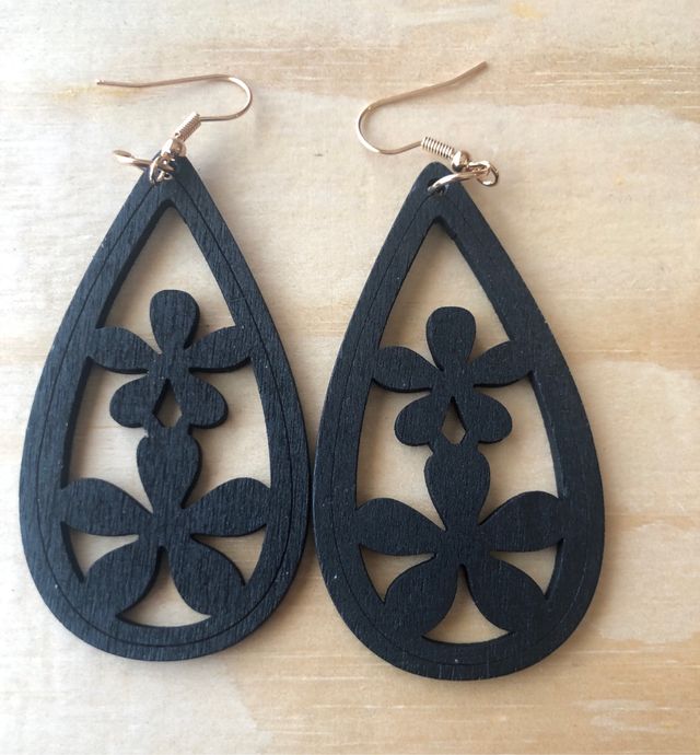 Pendientes de madera negros