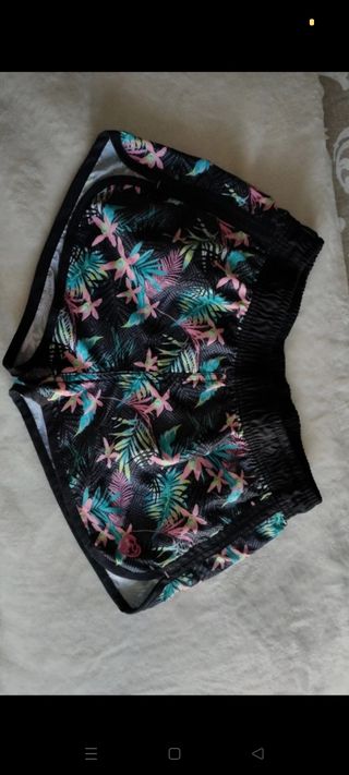 Pantalones cortos flores tipo deportivo Polinesia de segunda mano por 3 EUR  en Mieres del Camino en WALLAPOP