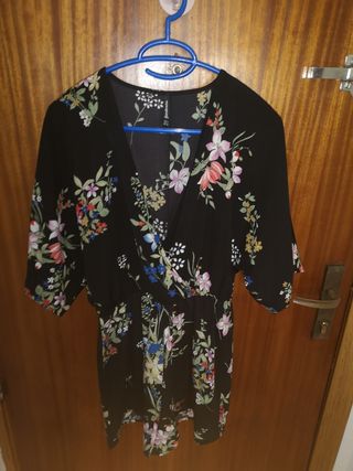 Mono flores Stradivarius de segunda mano por 14 EUR en Santander en WALLAPOP