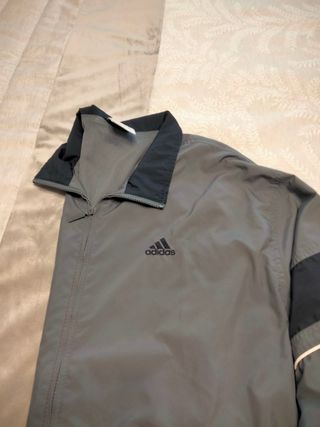 Chandal Adidas gris de segunda mano en WALLAPOP