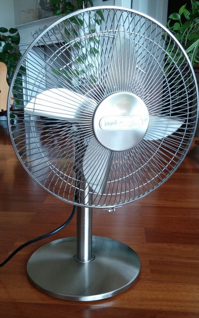 VENTILATORE DA TAVOLO DE LONGHI IN ACCIAIO