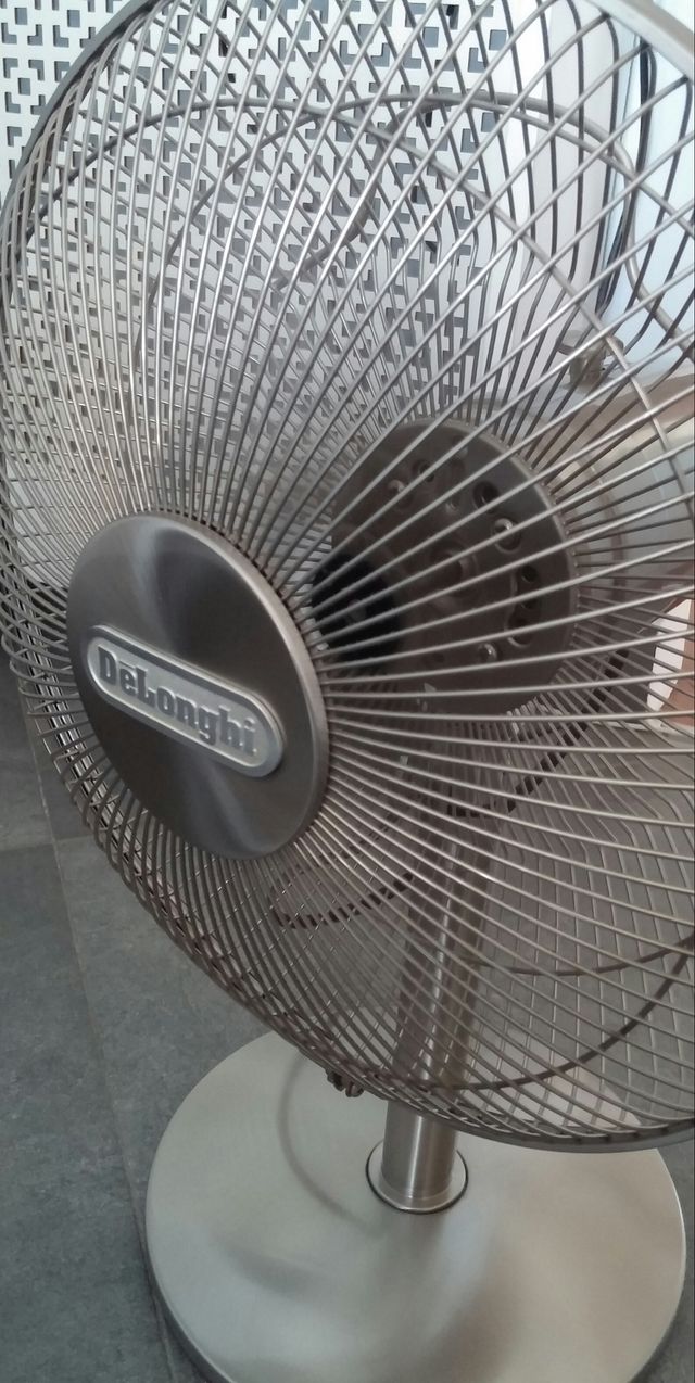 VENTILATORE DA TAVOLO DE LONGHI IN ACCIAIO