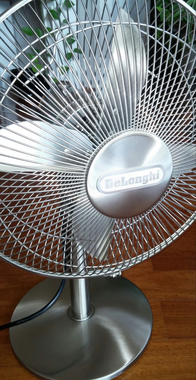 VENTILATORE DA TAVOLO DE LONGHI IN ACCIAIO
