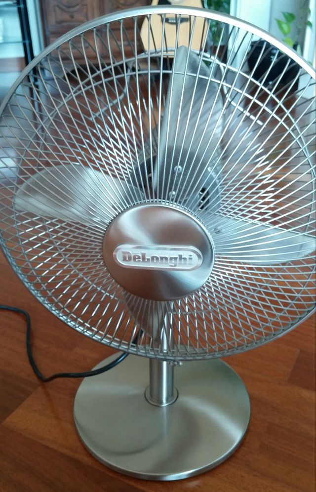 VENTILATORE DA TAVOLO DE LONGHI IN ACCIAIO