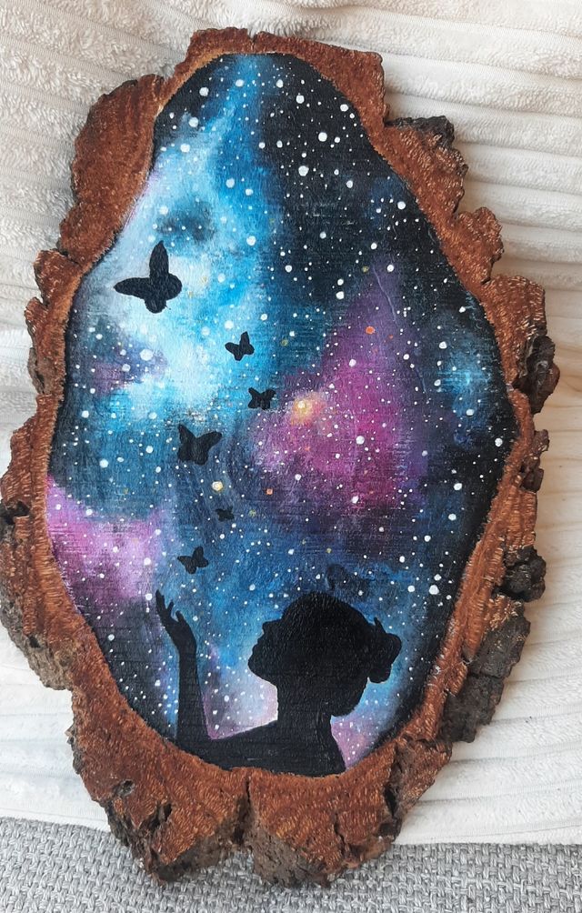 rodaja de madera pintada