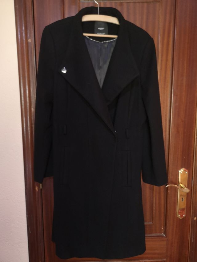 Abrigo negro MANGO