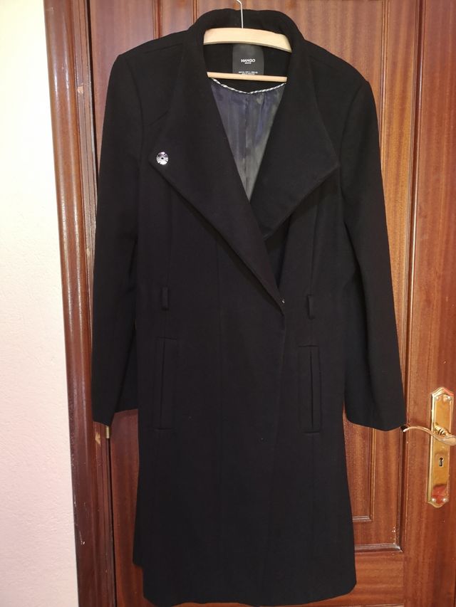 Abrigo negro MANGO