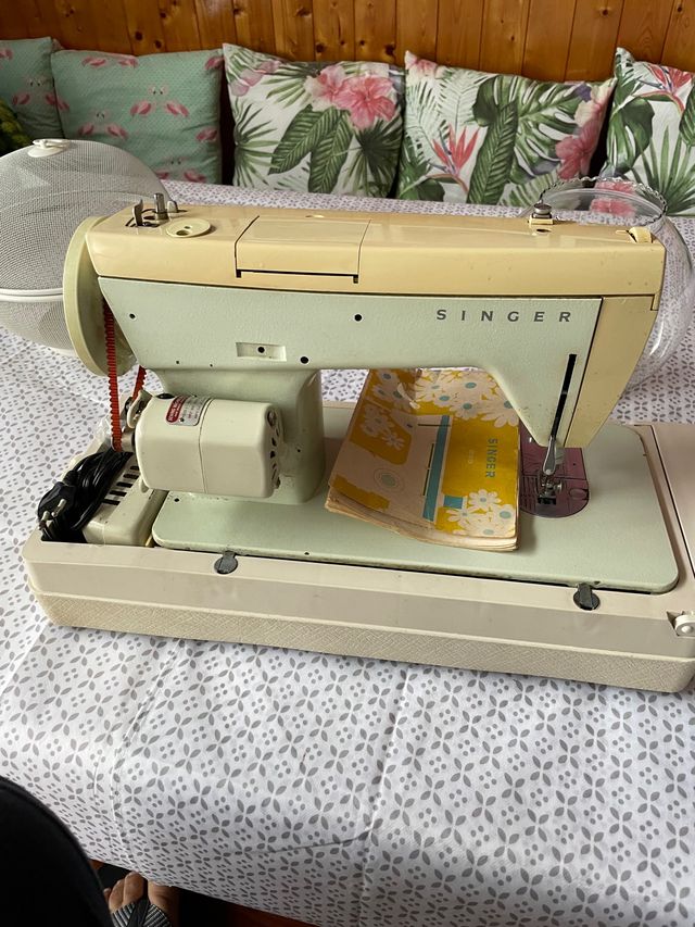 Maquina de coser SINGER