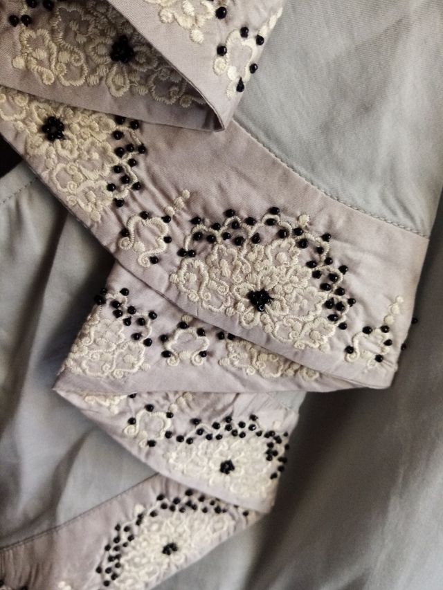 Blusa gris con bordados