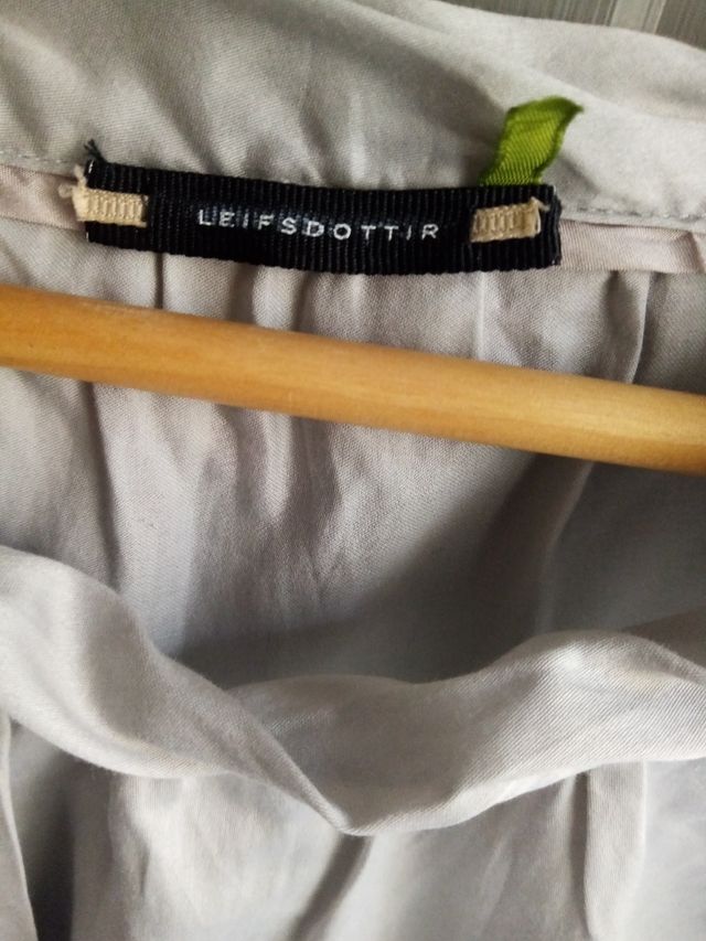 Blusa gris con bordados