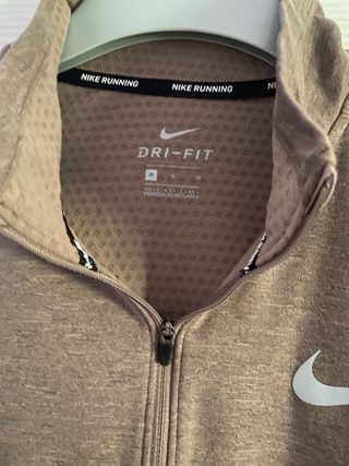 Sudadera Nike de segunda mano por 30 EUR en Jerez de la Frontera en WALLAPOP