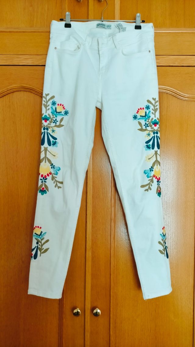 Pantalón bordado estilo Boho