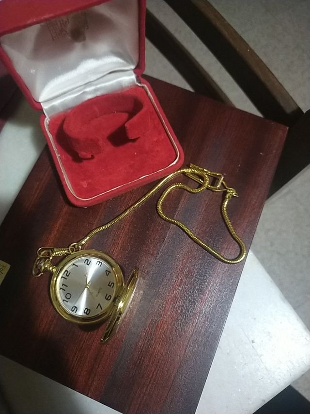 Reloj de bolsillo dorado