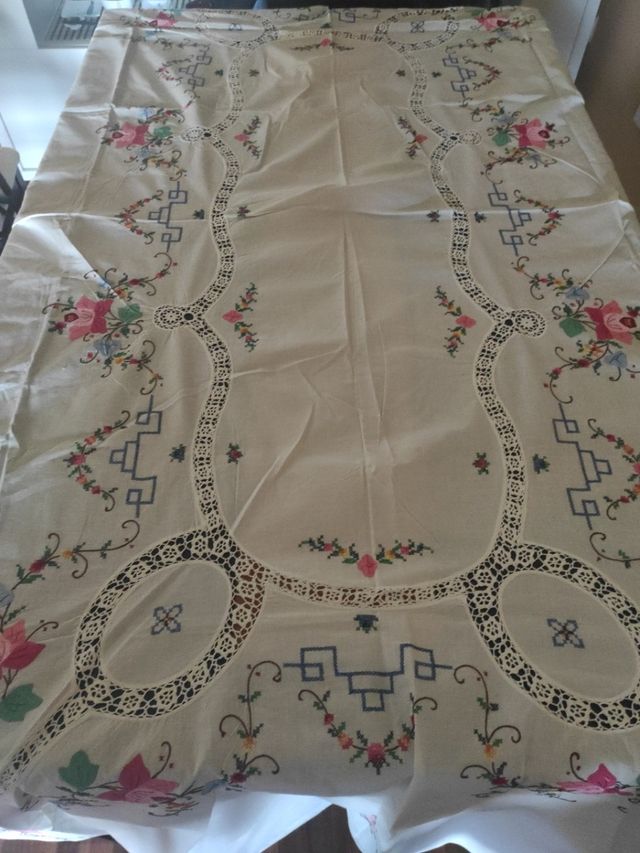 Mantel hilo bordado