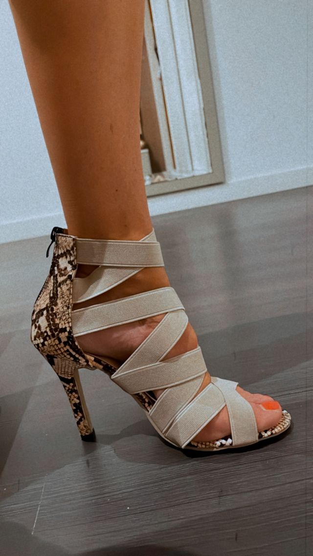 Sandalia tacón y mono granate 