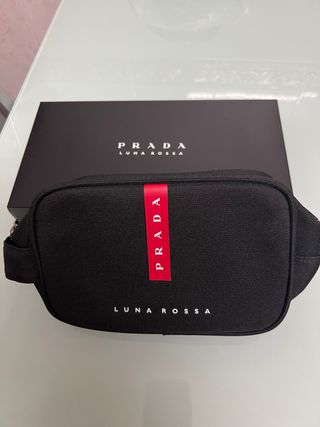 Neceser hombre Prada de segunda mano por 25 EUR en Murcia en WALLAPOP
