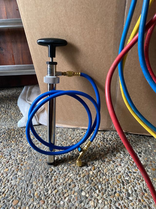 Manometro y bomba para aire acondicionado