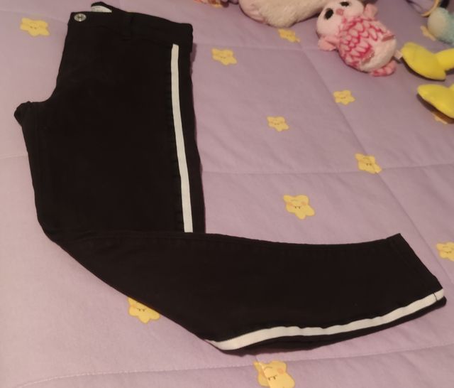 Pantalón negro con rayas laterales parte delantera