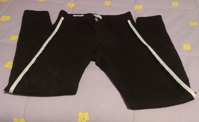 Pantalón negro con rayas laterales parte delantera