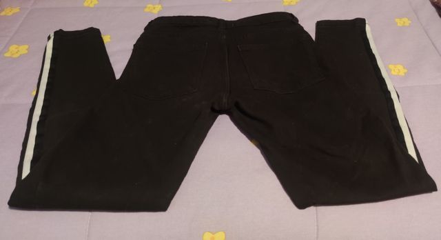 Pantalón negro con rayas laterales parte delantera