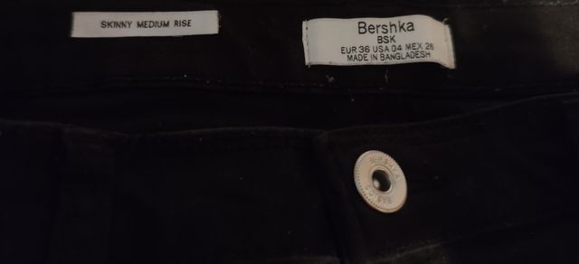 Pantalón negro con rayas laterales parte delantera