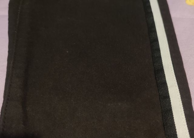 Pantalón negro con rayas laterales parte delantera