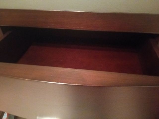 Cómoda madera maciza.