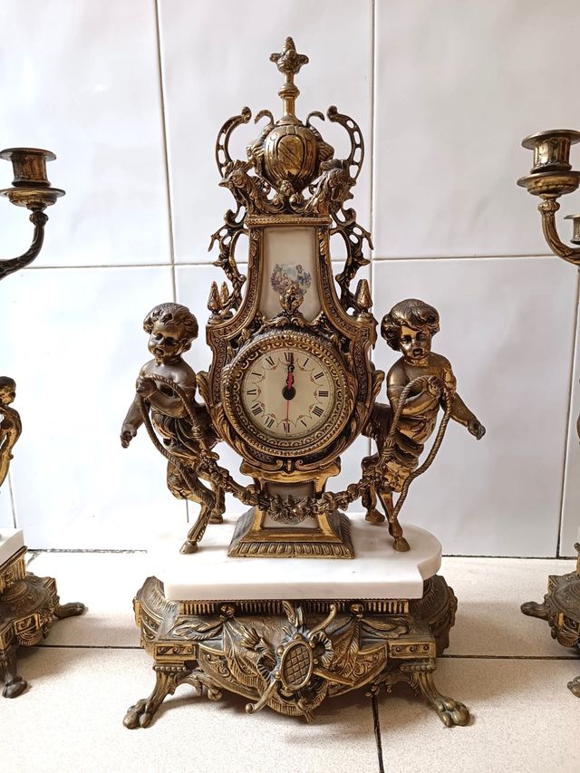 Reloj y candelabros de bronce