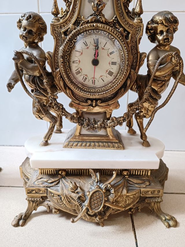 Reloj y candelabros de bronce