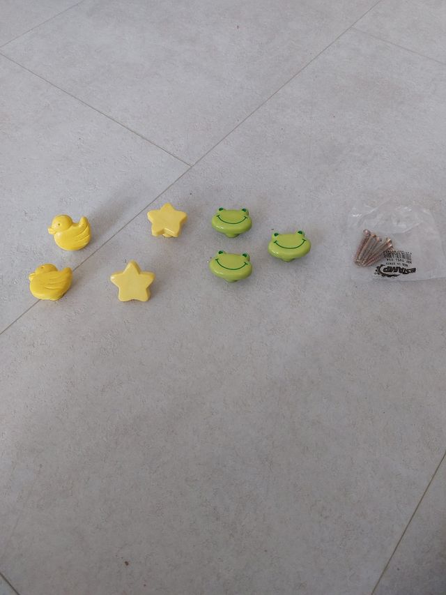 Tiradores estrella, patos y ranas