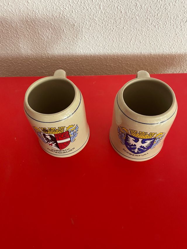 2 TAZAS DE CERVEZA DE ORIGEN ALEMÁN
