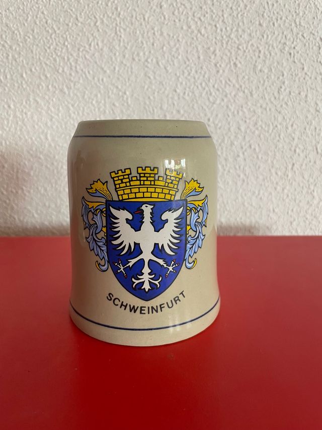 2 TAZAS DE CERVEZA DE ORIGEN ALEMÁN